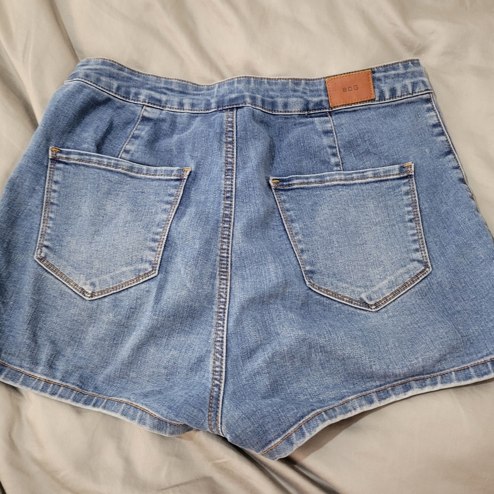 Shorts - Picture 2 of 3